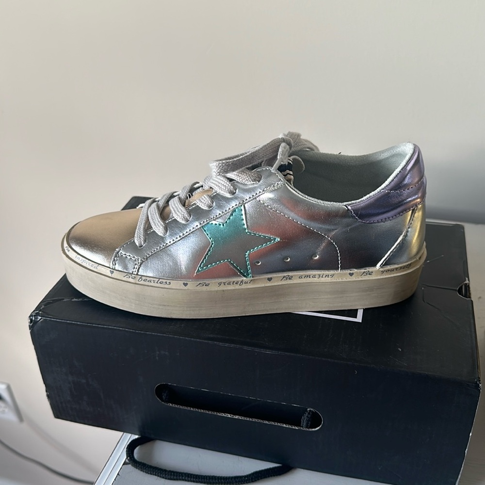 NEW SHUSHOP Petula Metallic Sneakers - Size: 7.5